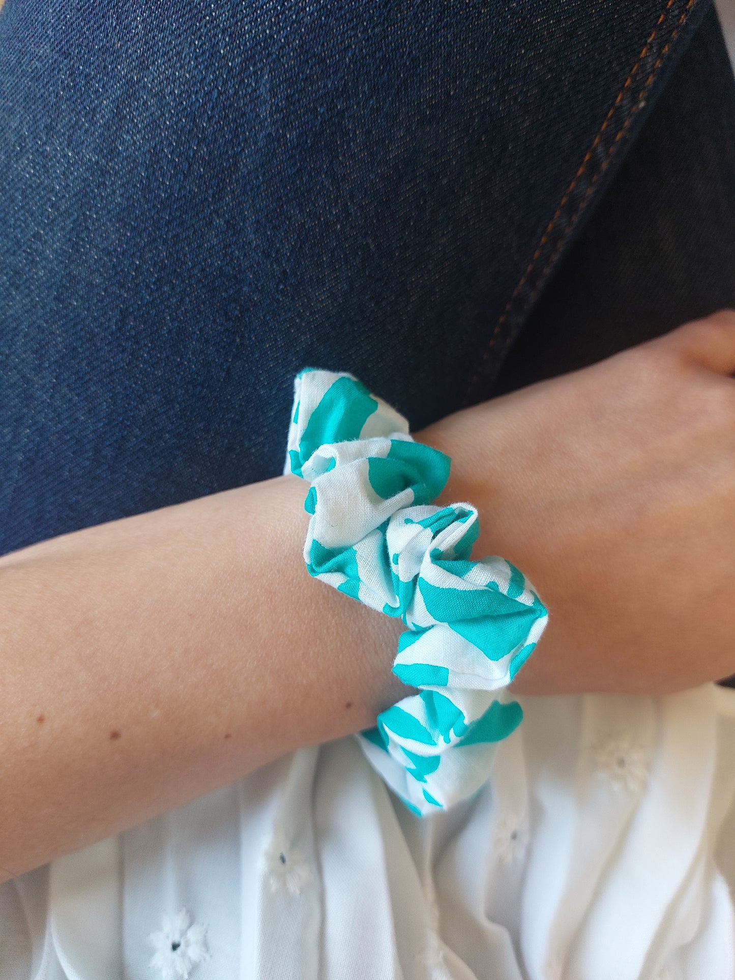 Chouchou fleur bleu upcyclé