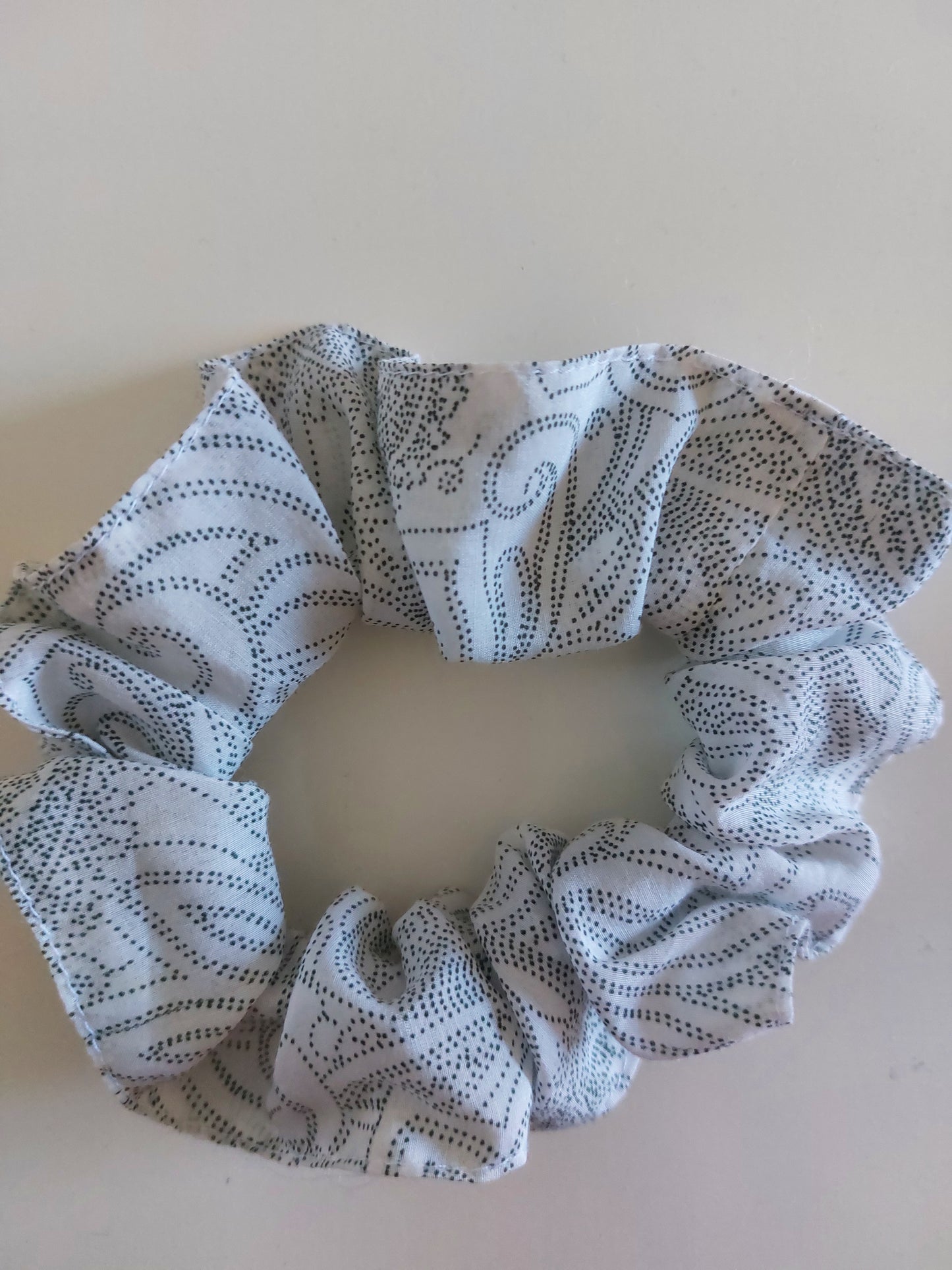 Chouchou fleuri blanc