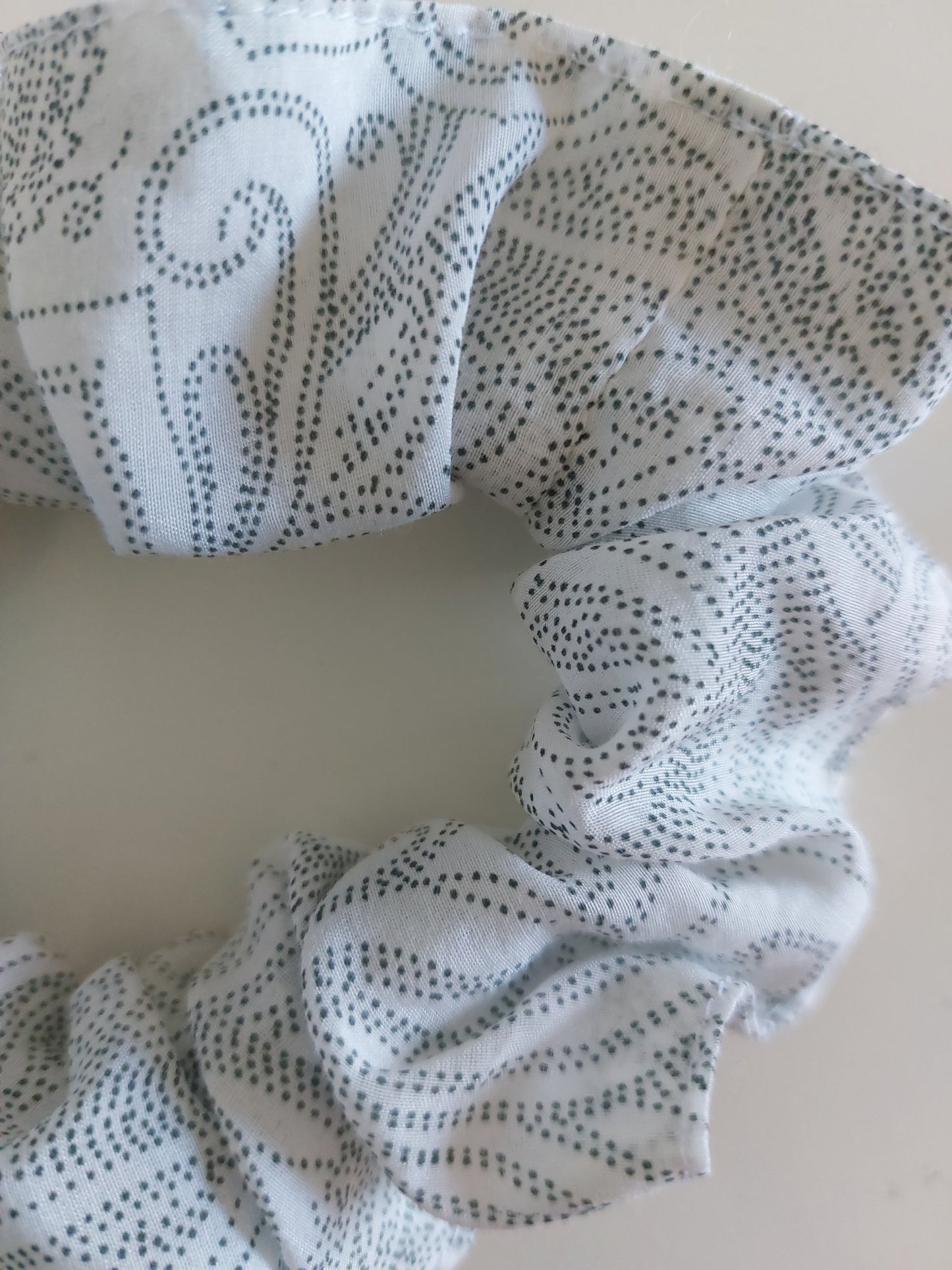 Chouchou fleuri blanc