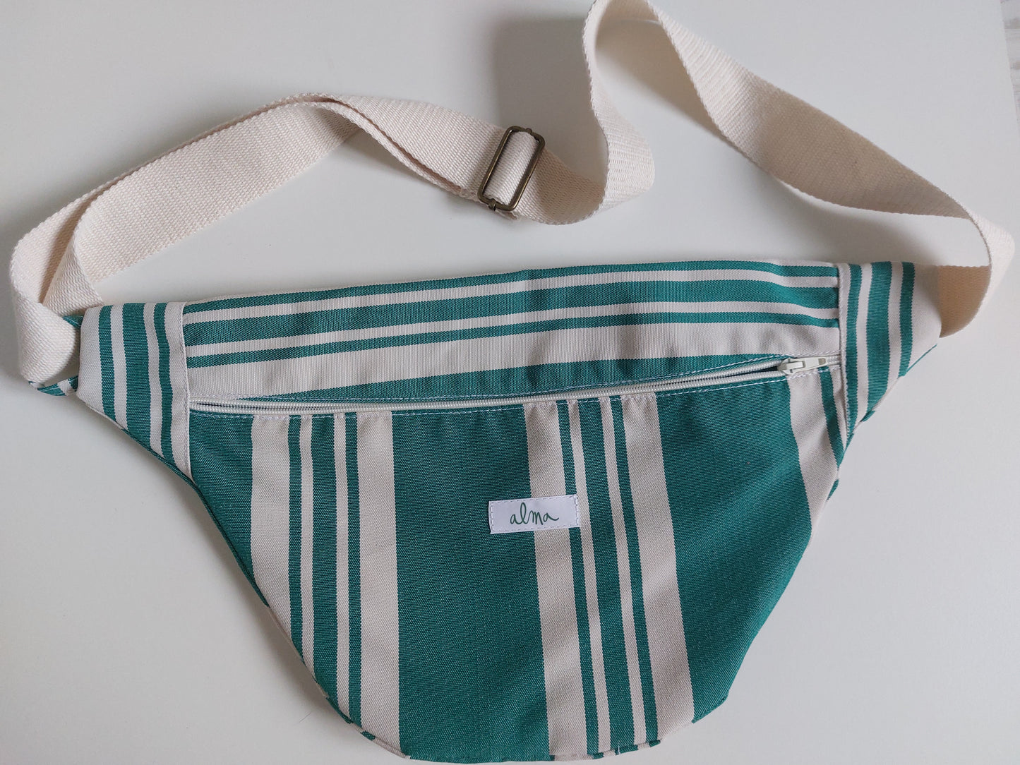 Sac banane bleu tissu déperlant upcyclé