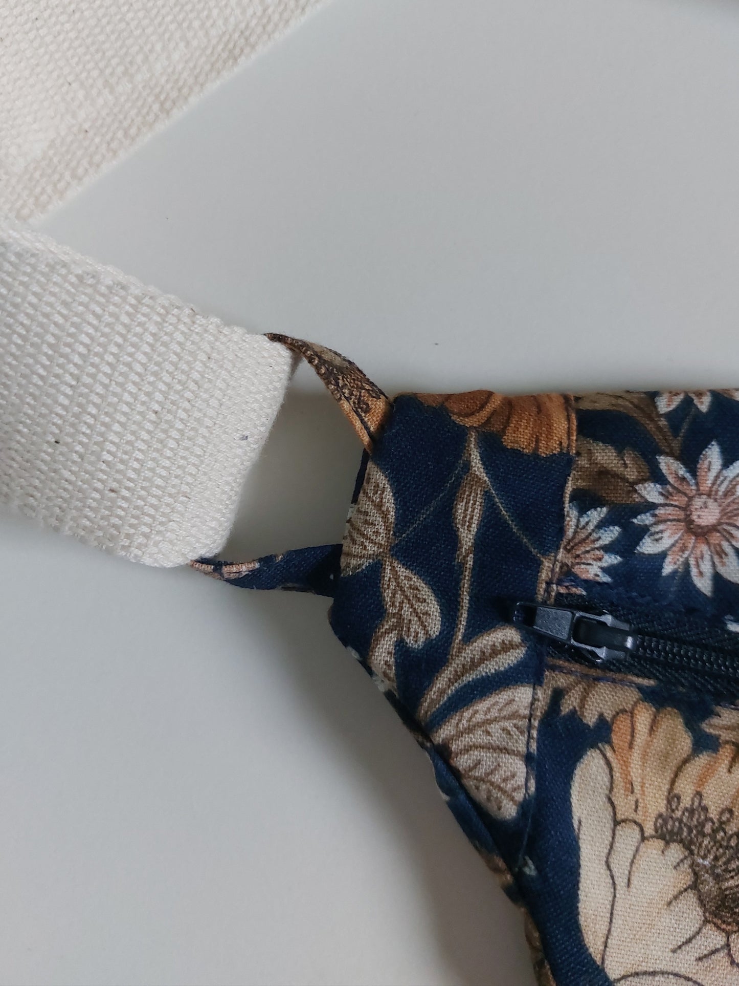 Sac banane fleuri - Bleu marine et beige