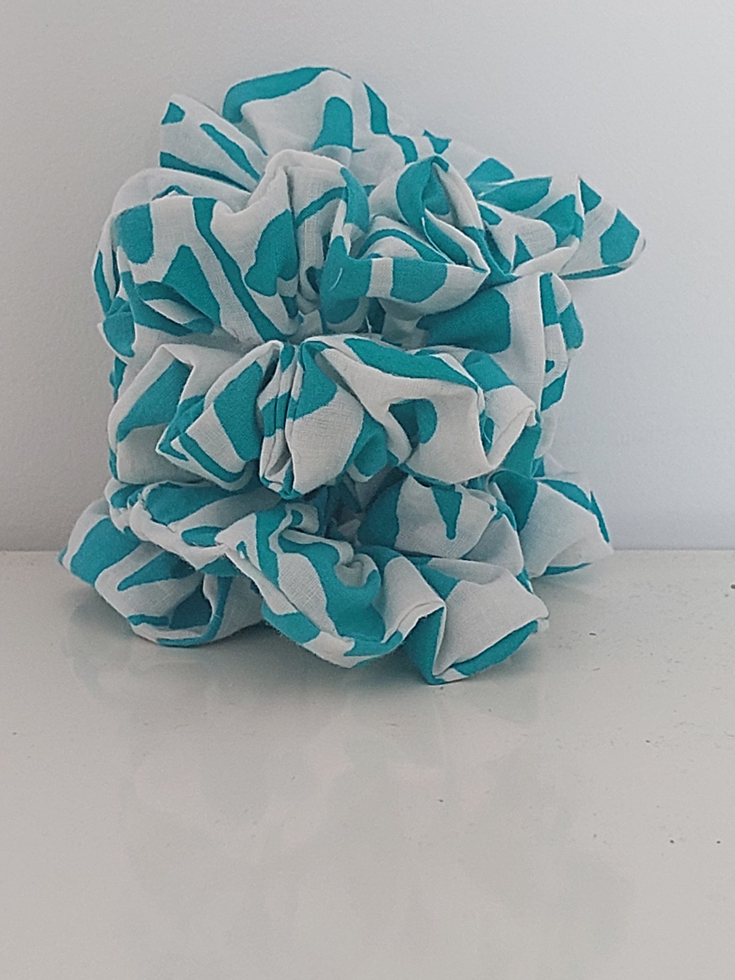 Chouchou fleur bleu upcyclé